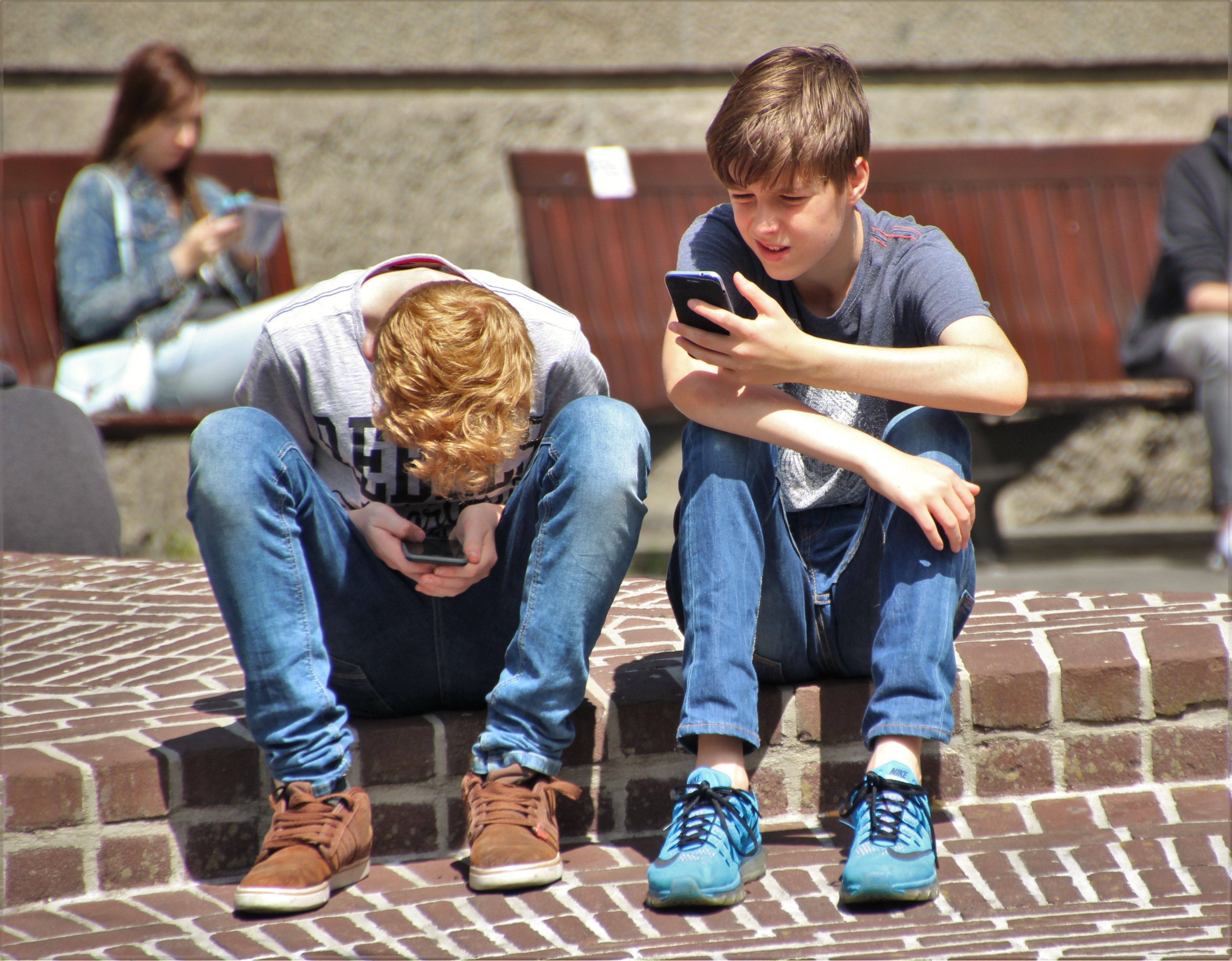 adolescentes móvil pantalla